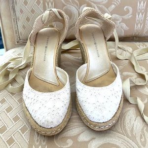 Tommy Hilfiger Beige and White Tie Up Shoes Size 7